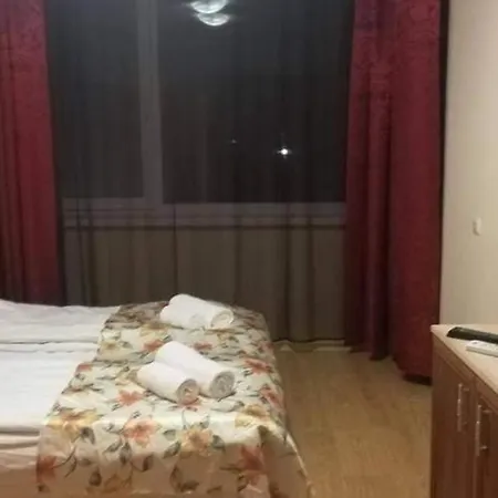 Sunny Two Bedroom דירה