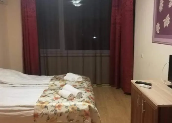 Sunny Two Bedroom شقة